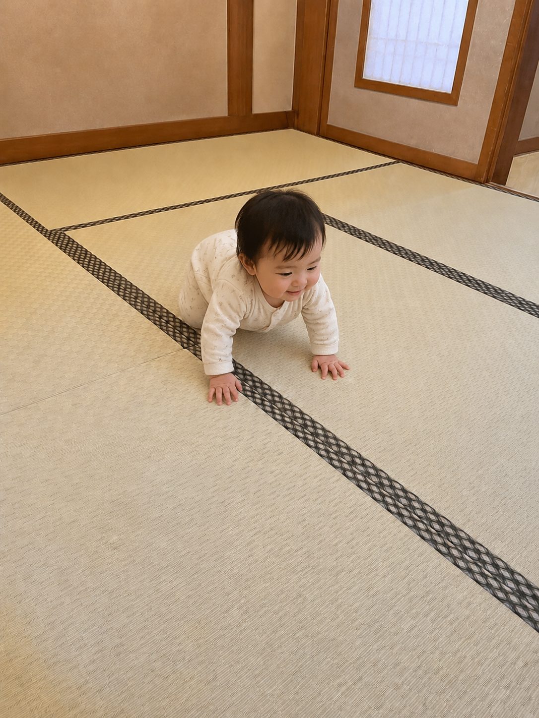 レンタル畳を敷いた部屋で、くつろぐ赤ちゃん